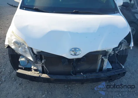 2015 Toyota Sienna Le 8 Passenger z USA, uszkodzony, nr VIN 5TDKK3DC7FS678355